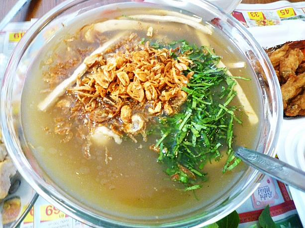 最後に・・・。一緒に注文したスープは、パクチーの風味がなんともいえないおいしさ! このようなタイ以外の国の味を楽しむことができるのも、バンコク旅行の魅力の1つといえるでしょう!!