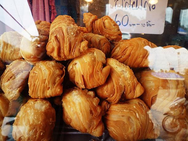 これは「コラート」というバンコクから3時間ほどの所にある都市の名物で、日本のカレーパンのようなパンで大変人気があります。