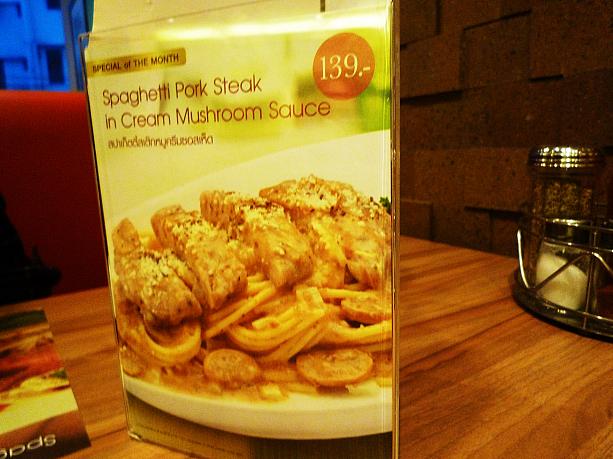 メニューはピザにパスタにラザニアにチキンと色々あります