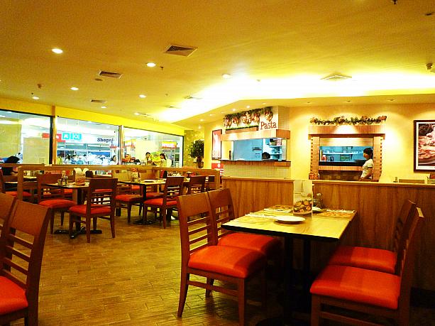 バンコクではジャンクフードのお店がたくさんあります。その中でも人気なのが「Pizza Company」!普段はお客さんでごった返していますが、今回はピークを過ぎ空いていました。タイのお店はどこも席が広々としています。