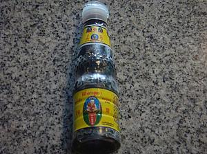 こちらもタイの醤油の一種、シーユー・カオ。隠し味として炒飯や炒め物に使われることが多い。