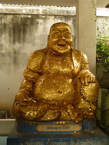 チョンブリ県のお寺にタイの友人に連れられていってみると、嬉しくなるような笑顔が待っていてくれました!