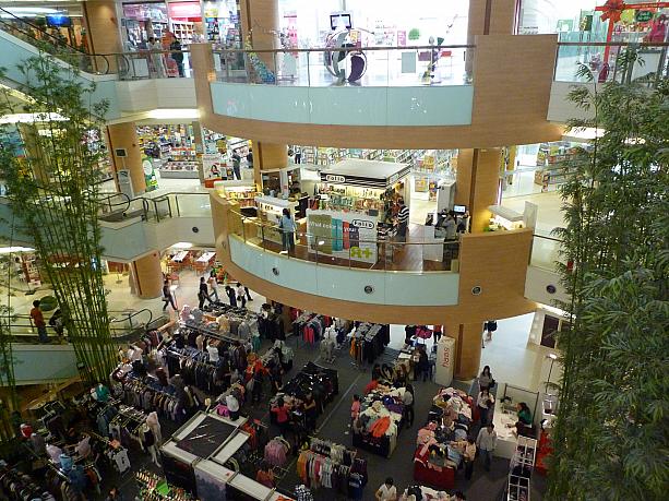 お寺へのお参りとショッピング、食事に便利なチャムチュリスクエアです。一度訪れてみてください!