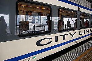 City Lineは運賃も安いためタイの人々の通勤の足ともなっています