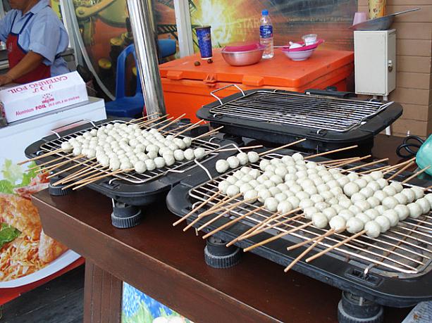 魚ボールの串焼きでしょうか。シンプルですが人気です。