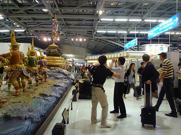 タイのスワンナプーム国際空港の出国審査を抜けてボディーチェックを済ませると目につくのがこちら！みんな記念写真を撮っていきます。