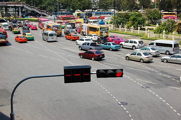 ビクトリーモニュメントはバンコクの交通網が集中している場所でもあります！