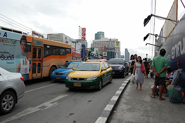 ペッブリー通りを曲がりラチャプラソン通りに入ると車の渋滞が待っていました