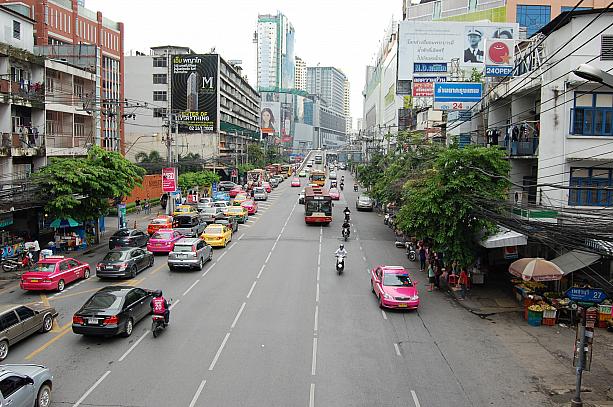 まずペッブリー通り(Phetchaburi)ですが、反対側のみ混み合っています。