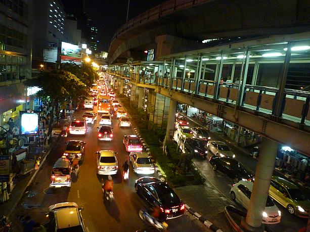 旅行者にとっては平日も休日も関係ありません！バンコクは夜も眠れません。