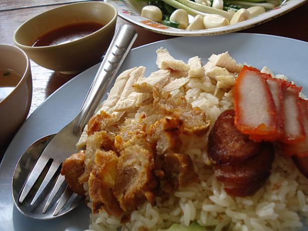 定番チキンライスに、タイ風焼き豚、カリカリに揚げた豚肉を乗せたボリューミーな『カオマン・ルアン・ミッ』。