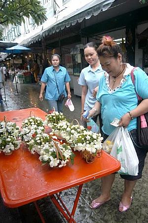 日本では母の日はカーネーション、でもタイでは「ジャスミンの花」を贈ります。