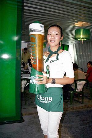 タイではビアガーデンでなくてもお酒の席でビールをついでくるおねえさんがいます