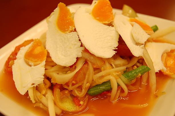一番人気のソムタムにカイケム（塩漬けした卵）を乗せてもらいました。最初辛くて食べれなかったら店員さんが気づいて辛くないソムタムに変えてくれました！