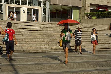 デパートをでてタクシー乗り場まで歩く距離さえ太陽の熱が辛いときもあります。日傘でなくても普通の傘でも少しは助けになります。