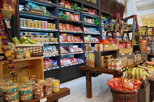 さらに嬉しいのがタイのお菓子や食材のお土産品コーナーまであること