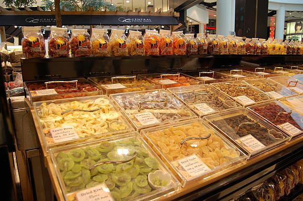 ここではタイ国産品をはじめ海外からの高級食材が勢ぞろいする高級スーパーマーケットです。