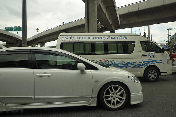 行き先をいって指示されたロトゥーに乗車します