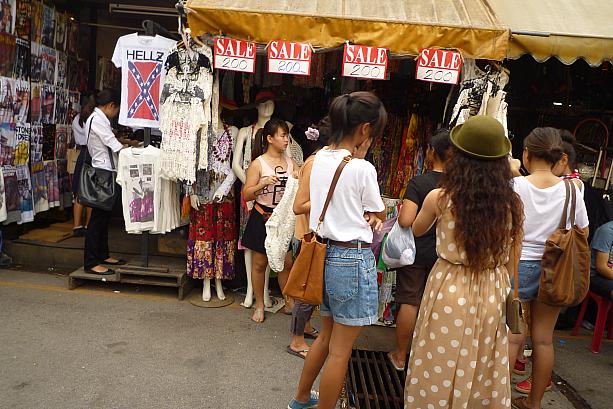 旅行客も多いマーケットですがタイの人々も安い洋服を求めてやってきます。