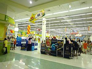 タイのスーパーはショッピングカートも大きく大量買いしていく人ばかりです