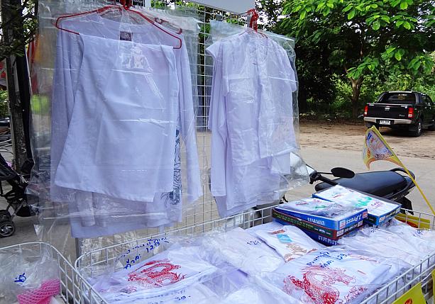 参加者は白い衣装が制服替わりなので、この期間中はどこでも白い服が大人気。昨年使った衣装はみなさんどうしているのでしょうか？素朴な疑問です。