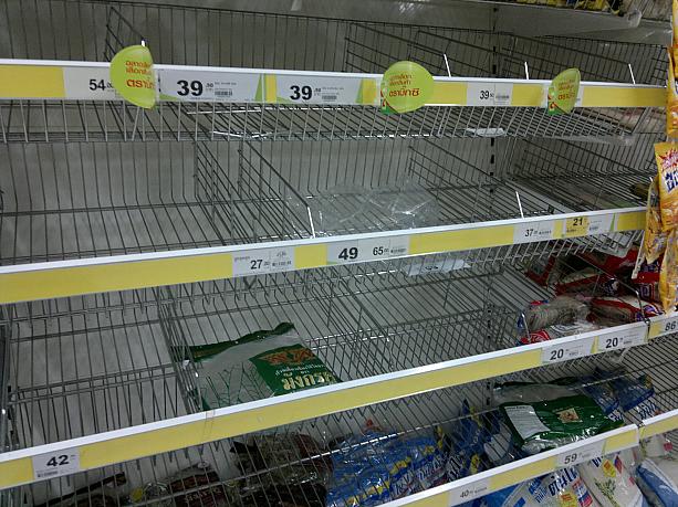 みな洪水への備えを行っている模様でスーパーでも品薄になっているようです。