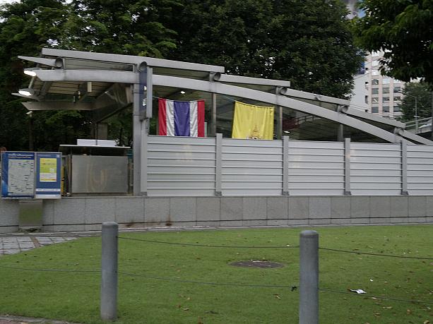 １０月１１日午後６時頃のルンピニ公園に隣接する地下鉄駅も一部にゲートが張られていましたが、乗車は可能です。