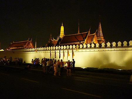 王宮の周りは広範囲でライトアップされ綺麗です