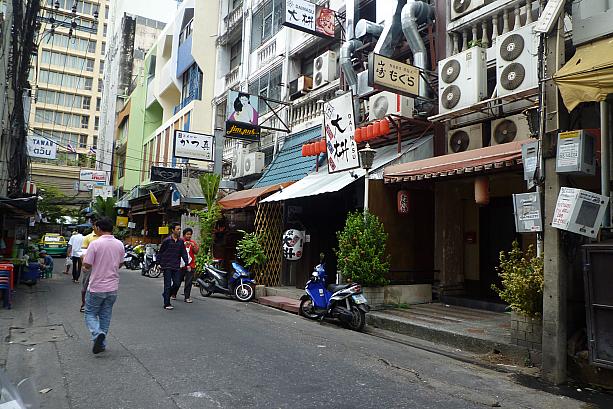 洪水備え土のうを積んでいるお店もありますが、そのほかはいつもと同じようにみえます。タンタワン通りは日本食店もありバンコクで働く日本人にも人気の通りです。