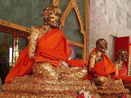 ルアン・ポー・チャム高僧、ルアン・ポー・チュアン高僧そして、その弟子であるルアン・ポー・グルアム高僧が祭られています。