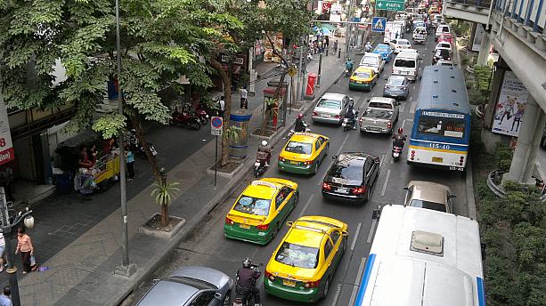 それがバンコクの渋滞問題です。いつもこれには悩まされます。
