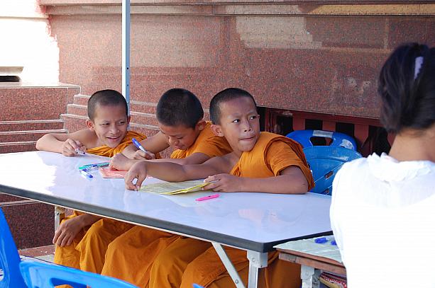 小さな僧侶さんたちもいて、タイらしい正月を過ごすことができました！