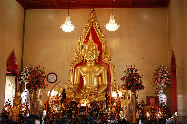 さて、年が明けたバンコクの元旦！やはり仏教国、2012年1日目からお寺へお参りにいってきました。