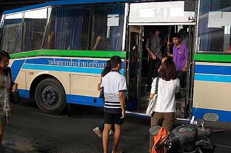 バスに乗車の際は道路脇を走るバイクなどに注意が必要です。