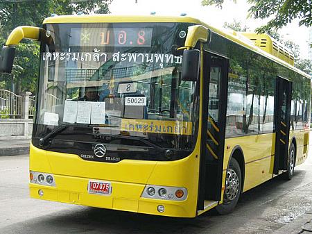 クーラー付きのバスは車内も清潔で、遠出も楽々で暑い日には便利。