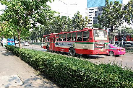 車が多いバンコク市内ですが、バスも負けないくらい多くて驚きます。