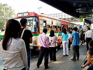 バンコクでは多くの人がバスを利用するため、バス内にギリギリまで人が乗ることがあります。