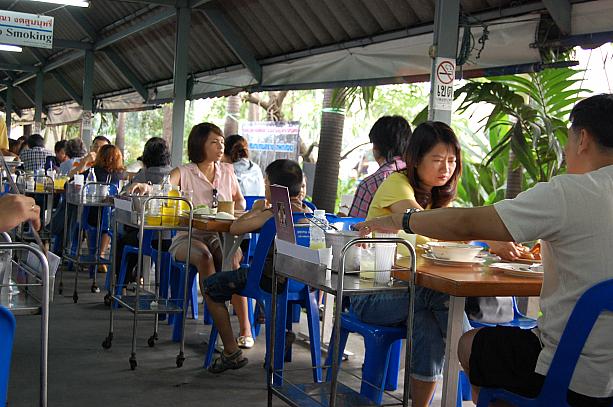 タイ人率が約95%でローカル度抜群のお店です。