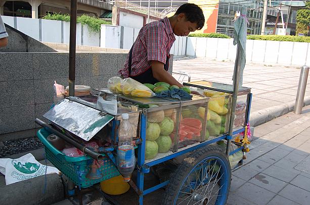 暑い日と涼しい日が交互しているバンコクですが、いつだって美味しいのがフルーツです。