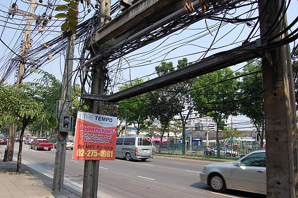 タイ人が多い通りではありますが、デパートや飲食店などが多く賑わう場所でもあります。