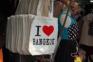 タイにいる外国人がタイへの旅行の記念に買っていきます