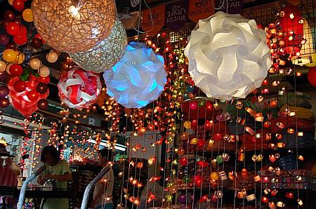 タイではお馴染みのカラフルな照明アイテム