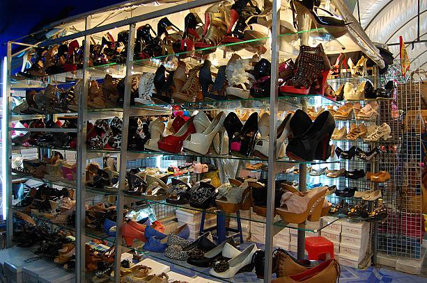 ほかにも靴や雑貨など小規模ですが地元の人々に大人気のナイトマーケットです！
