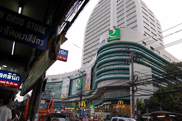 駅近くにはロビンソンデパートもあります。バンコクの昔ながらの道を歩きたい時には「チャルンクルン通り」がおすすめです。