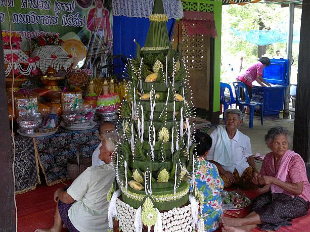 タイ人にとって最大の功徳とされているタイ人男性の「出家」がソンクラーン時期には多いといいます。