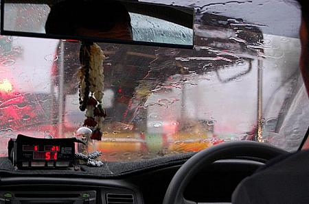 タクシーはなるべく雨に濡れることなく目的地へ着くための交通手段
