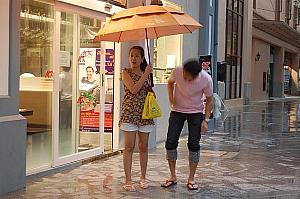 急な雨には折りたたみ傘が大活躍