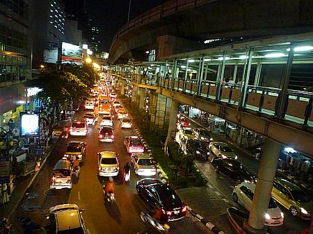 夜は道路も街も混みあうバンコク市内の繁華街