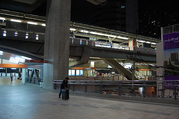 エアポートリンクのパヤータイ駅はBTSパヤータイ駅と直結しているので便利です。