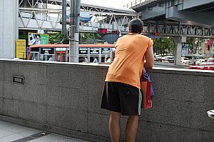 おしゃれに決めるのも大事ですが、夏のバンコクにあっては「歩きやすさ」も重要なポイントです！